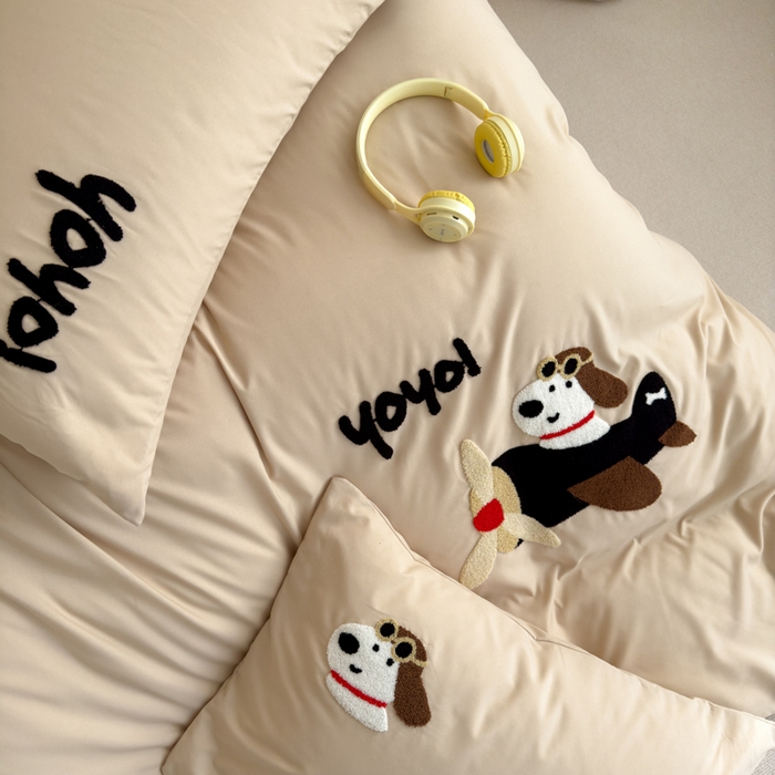 91家纺网 家纺一手货源 找家纺 曼谷家纺 新款毛巾绣四件套小狗图案柔软磨毛床上用品水洗棉套件 飞行员-奶茶