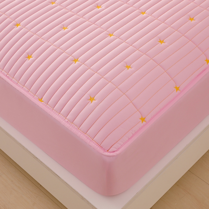 91家纺网 家纺一手货源 找家纺 丝涟家居 2025新款A类水洗亲肤棉刺绣防水防污床笠--星河 星河-浅粉