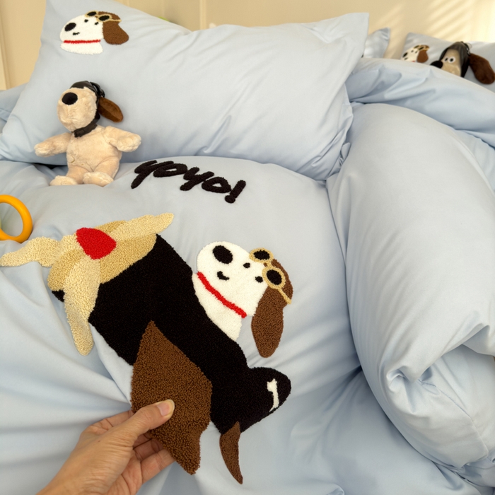 91家纺网 家纺一手货源 找家纺 曼谷家纺 新款毛巾绣四件套小狗图案柔软磨毛床上用品水洗棉套件 飞行员-天蓝