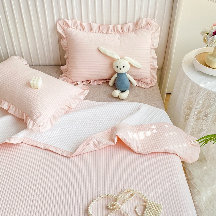 91家纺网 家纺一手货源 找家纺 大境 2024新款40S全棉水洗棉韩版荷叶边夹棉床盖三件套 悠悠粉