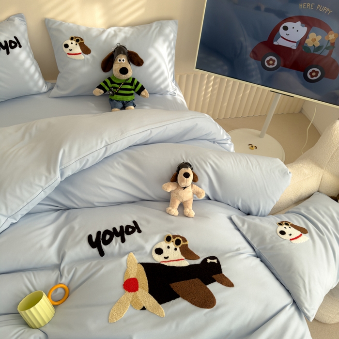 91家纺网 家纺一手货源 找家纺 曼谷家纺 新款毛巾绣四件套小狗图案柔软磨毛床上用品水洗棉套件 飞行员-天蓝