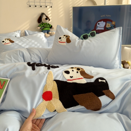 91家纺网 家纺一手货源 找家纺 曼谷家纺 新款毛巾绣四件套小狗图案柔软磨毛床上用品水洗棉套件 飞行员-天蓝