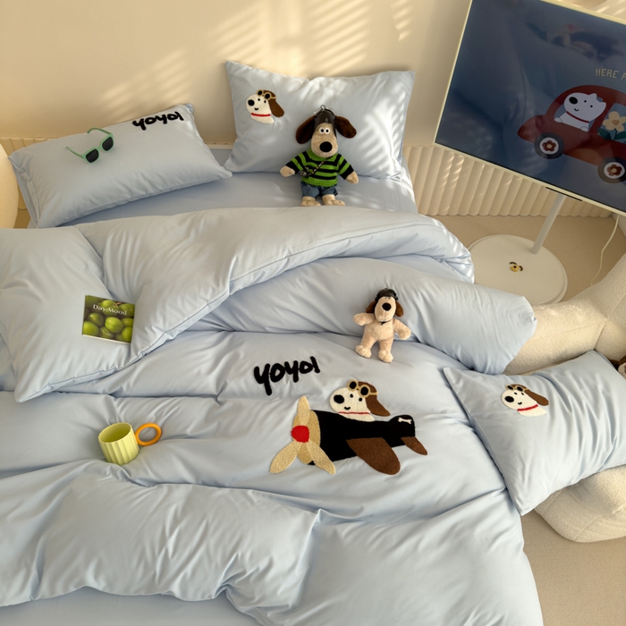 91家纺网 家纺一手货源 找家纺 曼谷家纺 新款毛巾绣四件套小狗图案柔软磨毛床上用品水洗棉套件 飞行员-天蓝