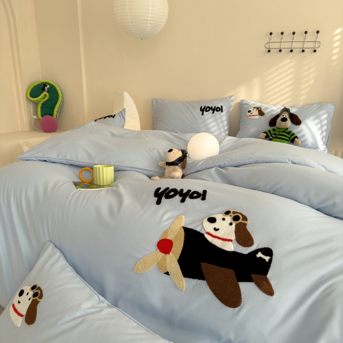 91家纺网 家纺一手货源 找家纺 曼谷家纺 新款毛巾绣四件套小狗图案柔软磨毛床上用品水洗棉套件 飞行员-天蓝