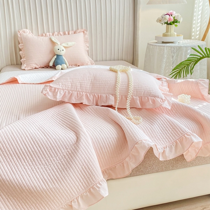 91家纺网 家纺一手货源 找家纺 大境 2024新款40S全棉水洗棉韩版荷叶边夹棉床盖三件套 悠悠粉