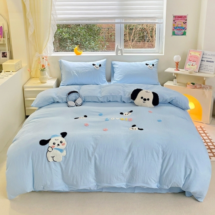 91家纺网 家纺一手货源 找家纺 水墨江南 2024新款超柔云朵棉毛巾绣四件套-萌萌狗 浅蓝萌萌狗
