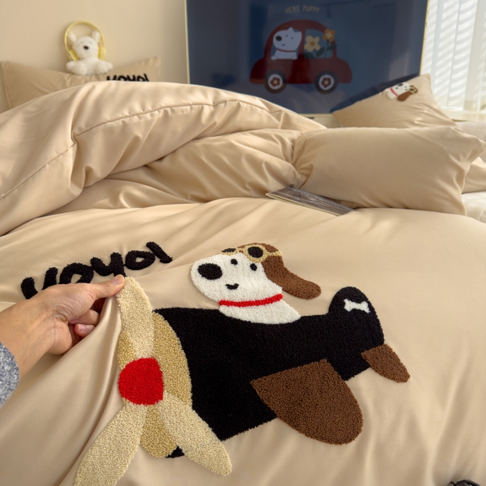 91家纺网 家纺一手货源 找家纺 曼谷家纺 新款毛巾绣四件套小狗图案柔软磨毛床上用品水洗棉套件 飞行员-奶茶