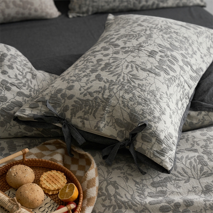 91家纺网 家纺一手货源 找家纺 安莱生活 2024新款高端双层纱栀子花色织大提花蝴蝶结工艺款四件套 栀子花-深灰