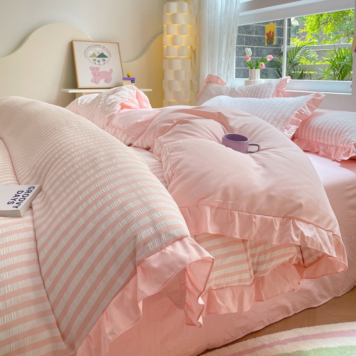 91家纺网 家纺一手货源 找家纺 苏木年华 2024新款水洗棉竖条纹泡泡纱小清新花边四件套 泡泡纱- 初恋粉