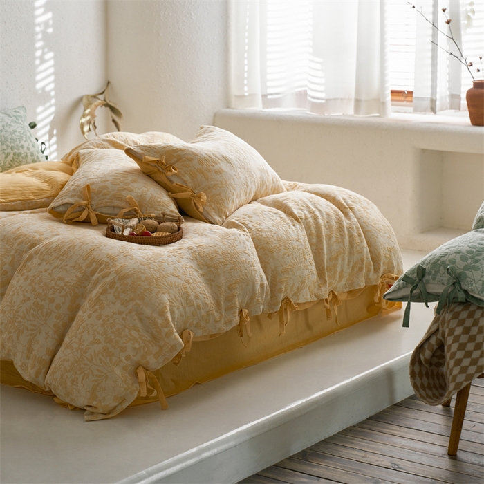 91家纺网 家纺一手货源 找家纺 安莱生活 2024新款高端双层纱栀子花色织大提花蝴蝶结工艺款四件套 栀子花-姜黄