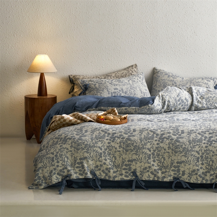 91家纺网 家纺一手货源 找家纺 安莱生活 2024新款高端双层纱栀子花色织大提花蝴蝶结工艺款四件套 栀子花-深蓝