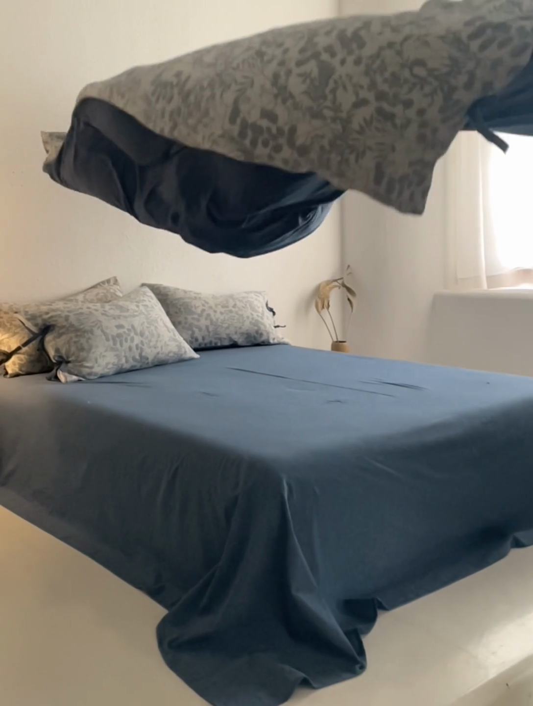 91家纺网 家纺一手货源 找家纺 安莱生活 2024新款高端双层纱栀子花色织大提花蝴蝶结工艺款四件套 栀子花-深蓝