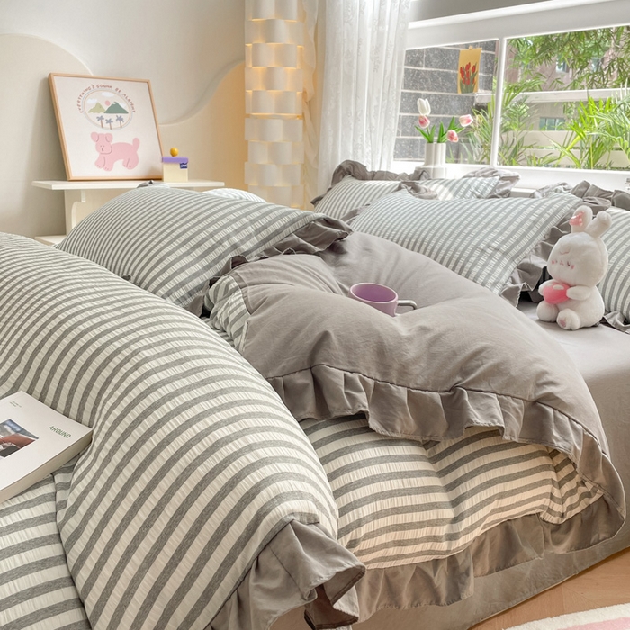 91家纺网 家纺一手货源 找家纺 苏木年华 2024新款水洗棉竖条纹泡泡纱小清新花边四件套 泡泡纱- 浅灰