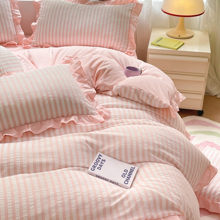 91家纺网 家纺一手货源 找家纺 苏木年华 2024新款水洗棉竖条纹泡泡纱小清新花边四件套 泡泡纱- 初恋粉