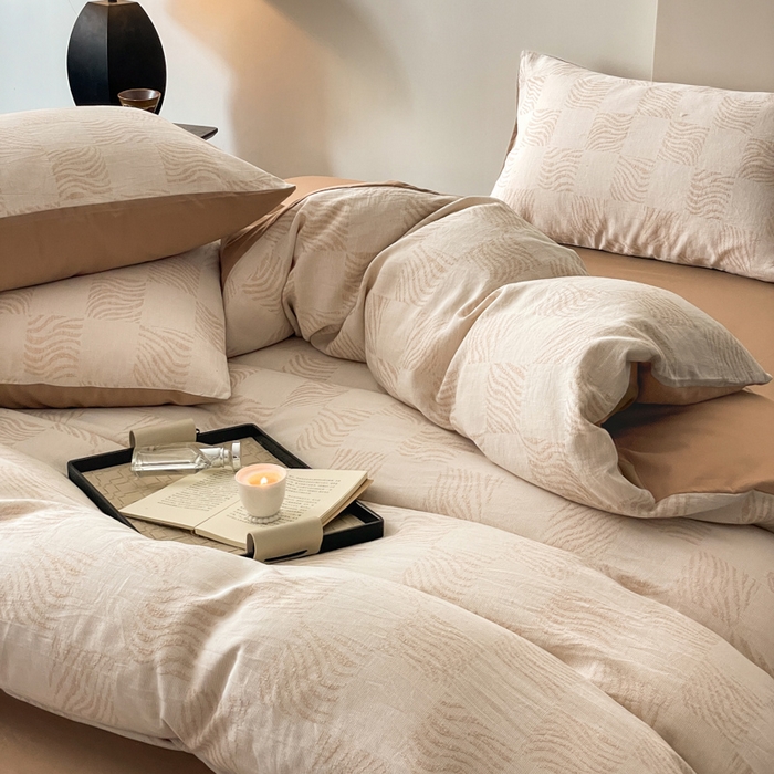 91家纺网 家纺一手货源 找家纺 苏木年华 2024新款A类全棉三层纱提花四件套--方格系列 方格咖