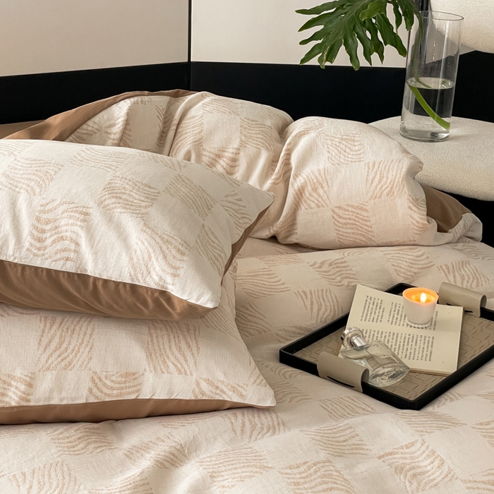 91家纺网 家纺一手货源 找家纺 苏木年华 2024新款A类全棉三层纱提花四件套--方格系列 方格咖