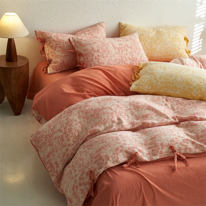 91家纺网 家纺一手货源 找家纺 安莱生活 2024新款高端双层纱栀子花色织大提花蝴蝶结工艺款四件套 栀子花-橘红