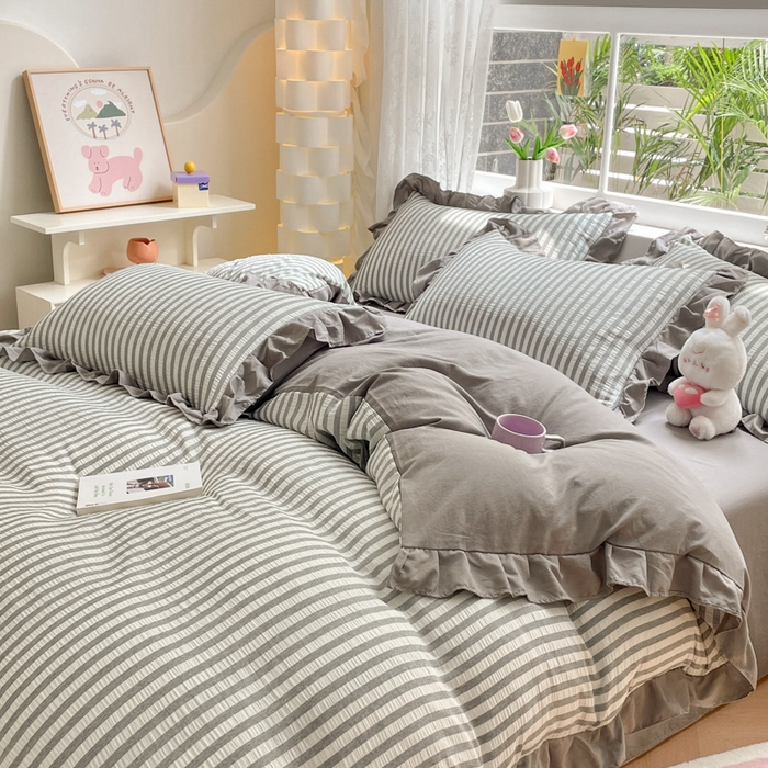 91家纺网 家纺一手货源 找家纺 苏木年华 2024新款水洗棉竖条纹泡泡纱小清新花边四件套 泡泡纱- 浅灰