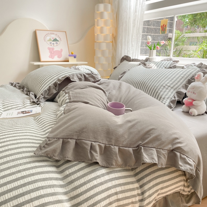 91家纺网 家纺一手货源 找家纺 苏木年华 2024新款水洗棉竖条纹泡泡纱小清新花边四件套 泡泡纱- 浅灰
