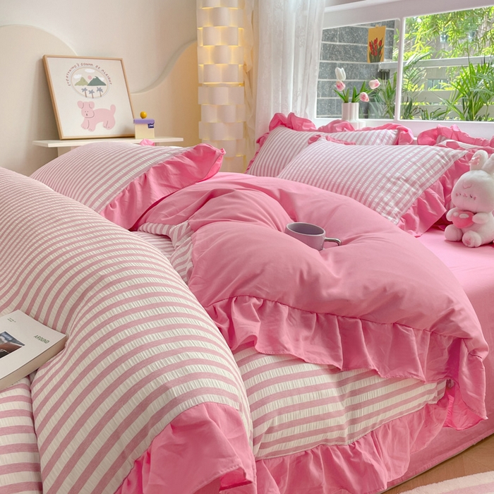 91家纺网 家纺一手货源 找家纺 苏木年华 2024新款水洗棉竖条纹泡泡纱小清新花边四件套 泡泡纱- 蜜桃粉