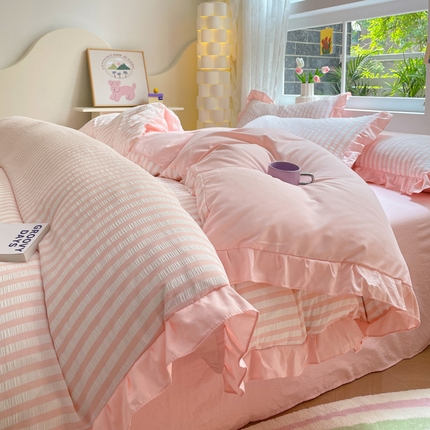 91家纺网 家纺一手货源 找家纺 苏木年华 2024新款水洗棉竖条纹泡泡纱小清新花边四件套 泡泡纱- 初恋粉