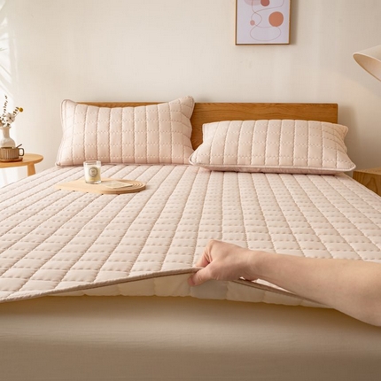 91家纺网 家纺一手货源 找家纺 花言狐语 2025新款A类原棉防水防污床垫-艾薇格系列 艾薇格-卡其