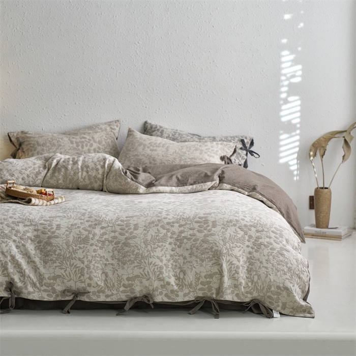 91家纺网 家纺一手货源 找家纺 安莱生活 2024新款高端双层纱栀子花色织大提花蝴蝶结工艺款四件套 栀子花-浅灰