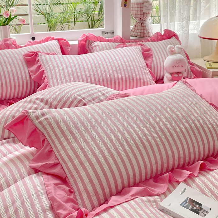 91家纺网 家纺一手货源 找家纺 苏木年华 2024新款水洗棉竖条纹泡泡纱小清新花边四件套 泡泡纱- 蜜桃粉