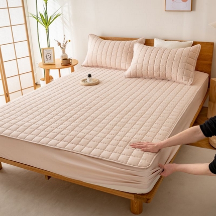 91家纺网 家纺一手货源 找家纺 花言狐语 2025新款A类原棉防水防污床笠--艾薇格系列 艾薇格床笠-卡其