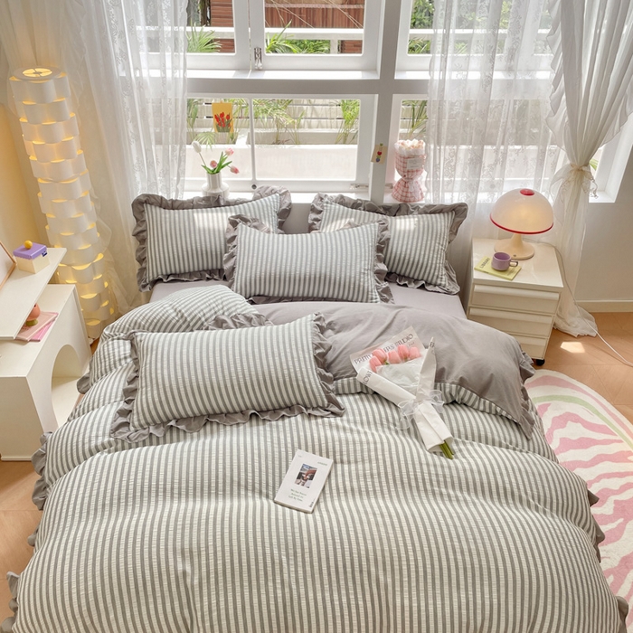 91家纺网 家纺一手货源 找家纺 苏木年华 2024新款水洗棉竖条纹泡泡纱小清新花边四件套 泡泡纱- 浅灰