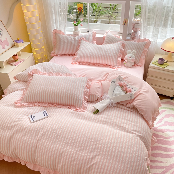 91家纺网 家纺一手货源 找家纺 苏木年华 2024新款水洗棉竖条纹泡泡纱小清新花边四件套 泡泡纱- 初恋粉