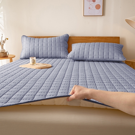91家纺网 家纺一手货源 找家纺 花言狐语 2025新款A类原棉防水防污床垫-艾薇格系列 艾薇格-蓝灰