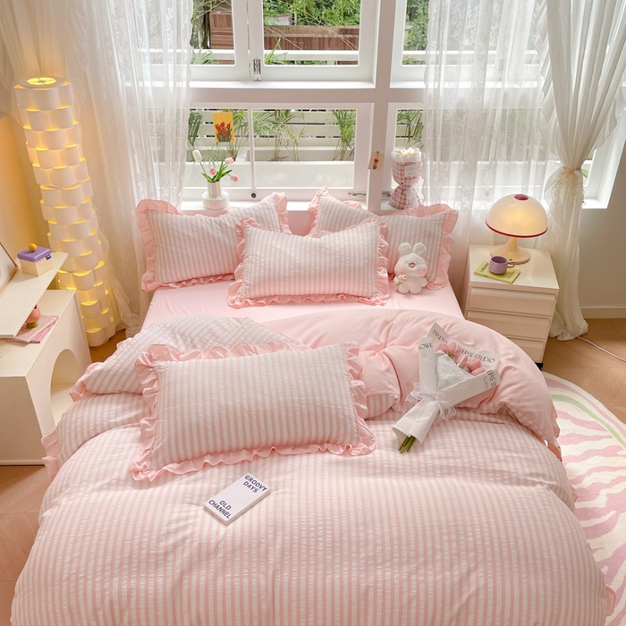 91家纺网 家纺一手货源 找家纺 苏木年华 2024新款水洗棉竖条纹泡泡纱小清新花边四件套 泡泡纱- 初恋粉