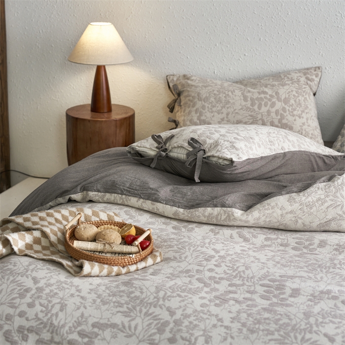 91家纺网 家纺一手货源 找家纺 安莱生活 2024新款高端双层纱栀子花色织大提花蝴蝶结工艺款四件套 栀子花-浅灰