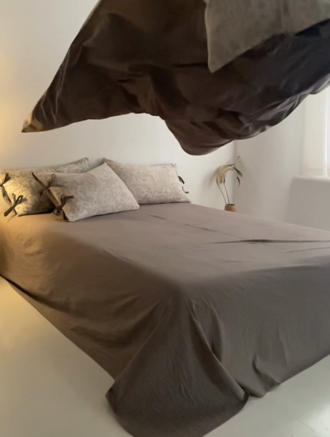 91家纺网 家纺一手货源 找家纺 安莱生活 2024新款高端双层纱栀子花色织大提花蝴蝶结工艺款四件套 栀子花-浅灰