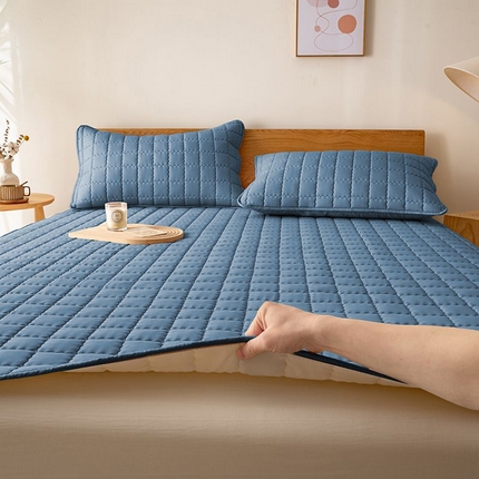 91家纺网 家纺一手货源 找家纺 花言狐语 2025新款A类原棉防水防污床垫-艾薇格系列 艾薇格-宾利蓝
