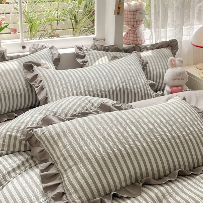 91家纺网 家纺一手货源 找家纺 苏木年华 2024新款水洗棉竖条纹泡泡纱小清新花边四件套 泡泡纱- 浅灰