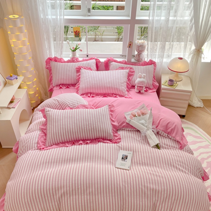 91家纺网 家纺一手货源 找家纺 苏木年华 2024新款水洗棉竖条纹泡泡纱小清新花边四件套 泡泡纱- 蜜桃粉