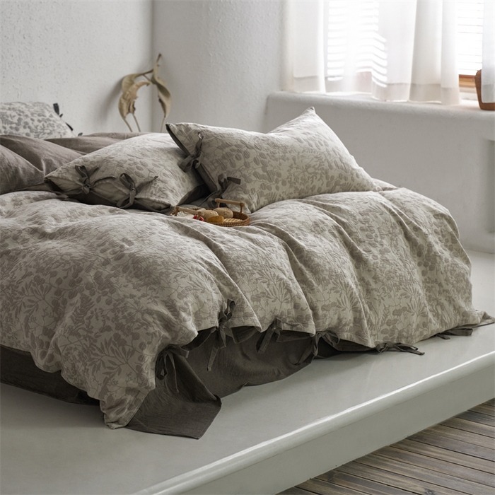 91家纺网 家纺一手货源 找家纺 安莱生活 2024新款高端双层纱栀子花色织大提花蝴蝶结工艺款四件套 栀子花-浅灰