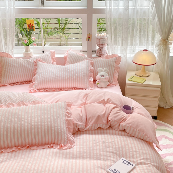 91家纺网 家纺一手货源 找家纺 苏木年华 2024新款水洗棉竖条纹泡泡纱小清新花边四件套 泡泡纱- 初恋粉