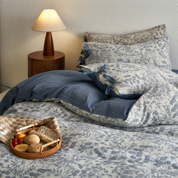 91家纺网 家纺一手货源 找家纺 安莱生活 2024新款高端双层纱栀子花色织大提花蝴蝶结工艺款四件套 栀子花-深蓝