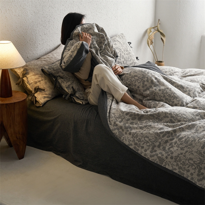 91家纺网 家纺一手货源 找家纺 安莱生活 2024新款高端双层纱栀子花色织大提花蝴蝶结工艺款四件套 栀子花-深灰