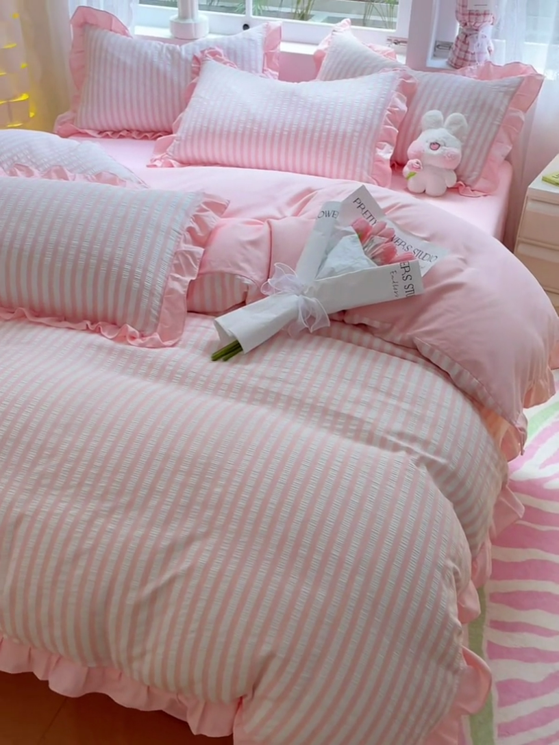 91家纺网 家纺一手货源 找家纺 苏木年华 2024新款水洗棉竖条纹泡泡纱小清新花边四件套 泡泡纱- 初恋粉