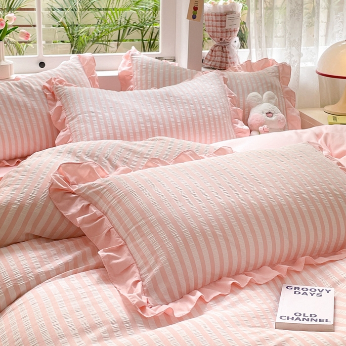 91家纺网 家纺一手货源 找家纺 苏木年华 2024新款水洗棉竖条纹泡泡纱小清新花边四件套 泡泡纱- 初恋粉