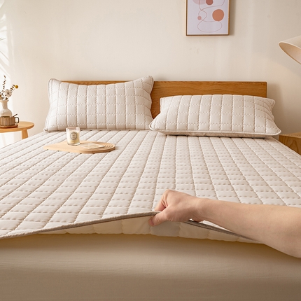 91家纺网 家纺一手货源 找家纺 花言狐语 2025新款A类原棉防水防污床垫-艾薇格系列 艾薇格-米白