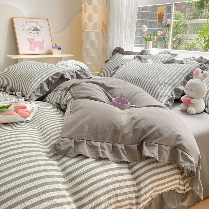 91家纺网 家纺一手货源 找家纺 苏木年华 2024新款水洗棉竖条纹泡泡纱小清新花边四件套 泡泡纱- 浅灰