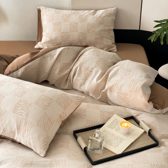 91家纺网 家纺一手货源 找家纺 苏木年华 2024新款A类全棉三层纱提花四件套--方格系列 方格咖