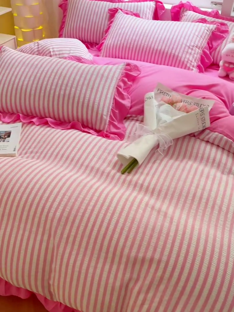 91家纺网 家纺一手货源 找家纺 苏木年华 2024新款水洗棉竖条纹泡泡纱小清新花边四件套 泡泡纱- 蜜桃粉