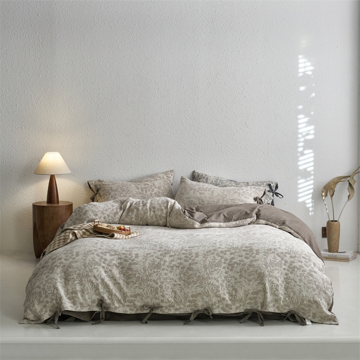 91家纺网 家纺一手货源 找家纺 安莱生活 2024新款高端双层纱栀子花色织大提花蝴蝶结工艺款四件套 栀子花-浅灰