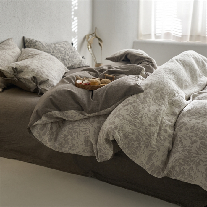 91家纺网 家纺一手货源 找家纺 安莱生活 2024新款高端双层纱栀子花色织大提花蝴蝶结工艺款四件套 栀子花-浅灰